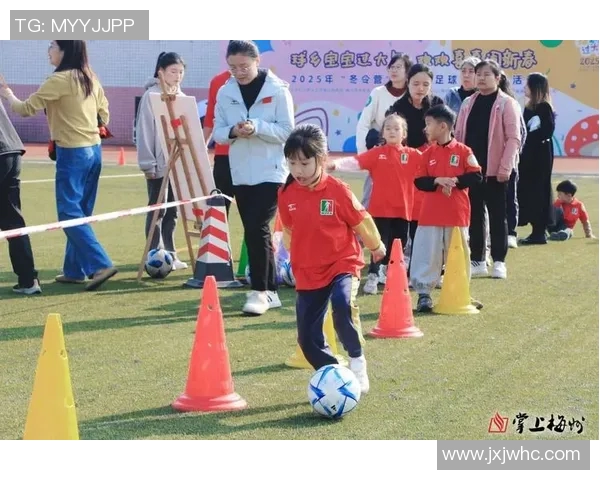 手举着小孩猜足球明星的欢乐时刻与亲子互动的温馨瞬间